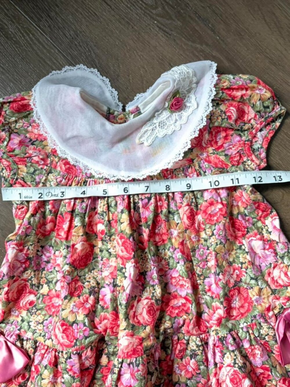Noir Paris pink floral baby dress with lace trim and ribbon bows, size 24m - Picture 5 of 7